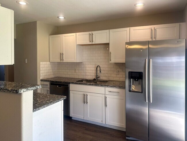 Building Photo - 4 Bedroom / 2.5 Bath Home