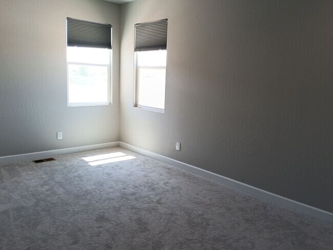 Building Photo - Stunning 4-bedroom, 3.5-bathroom home loca...