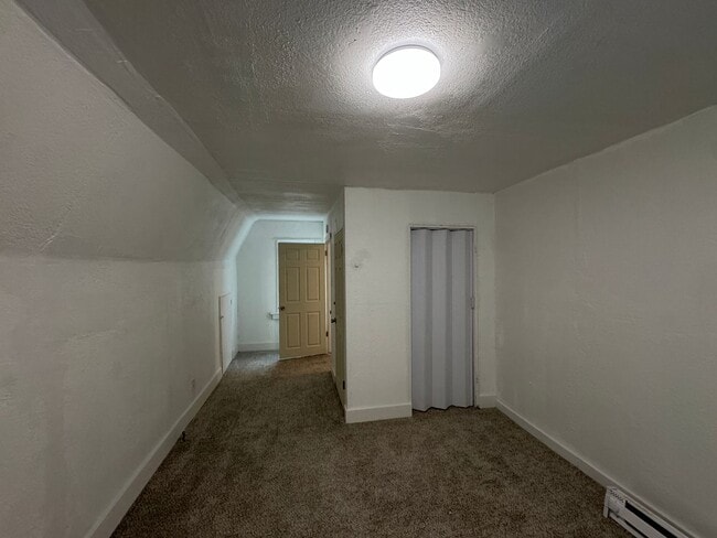 Building Photo - AVAILABLE NOW!! 5 BED 1 BATH SINGLE FAMILY HOME!
