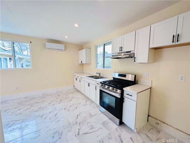 Building Photo - 11598 Cranston Ave