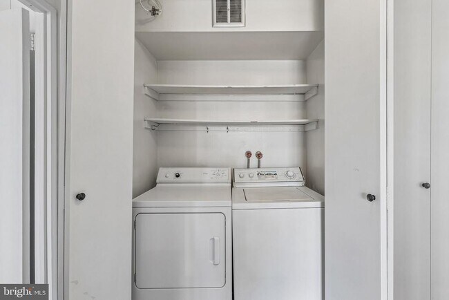 Building Photo - 1326 Spruce St