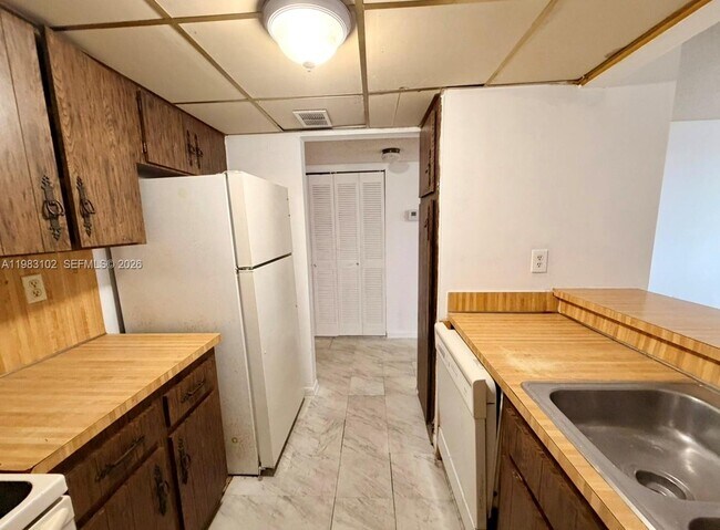 Building Photo - 13390 NE 7th Ave