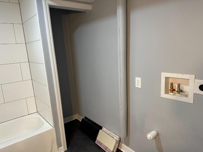 Building Photo - 105 N Davis St