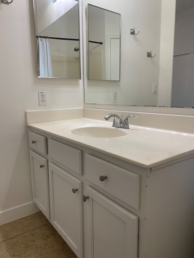 Building Photo - Ready Now!! 3BR 2.5BA located in Chandler - Cross Streets: Warner/Alma School