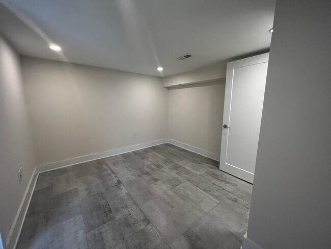 Building Photo - Lavish 5 BR/4 BA Townhome in Petworth!