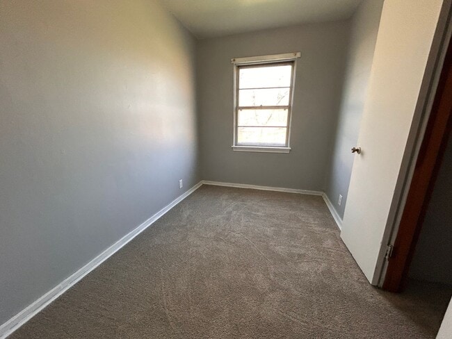 Building Photo - 4 Bed 1 Bath *SECTION 8 APPROVED*