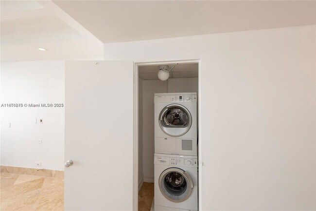 Building Photo - 1408 Brickell Bay Dr