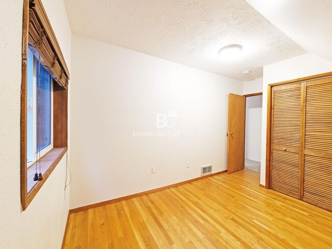 Building Photo - Nearly 1/2 Acre of Privacy Nestled in the Trees of West Linn. Updated Kitchen & Bathroom!