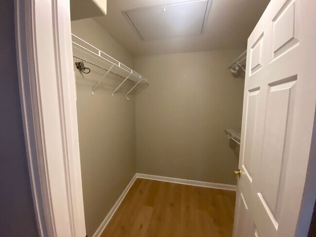 Building Photo - Nice 2 bedroom Condo right on the border o...