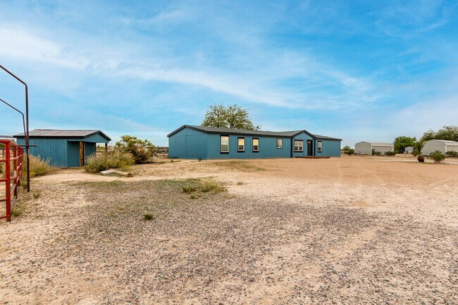 Building Photo - 1.25 Acre 5 Bedroom 3 Bathroom Horse Property in Florence!