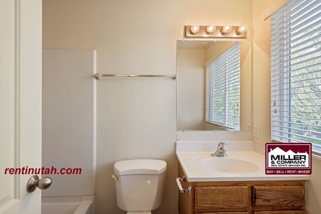 Building Photo - Cute Town House in gated community!!