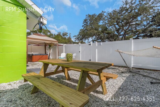 Building Photo - 1500 Clearwater Largo Rd