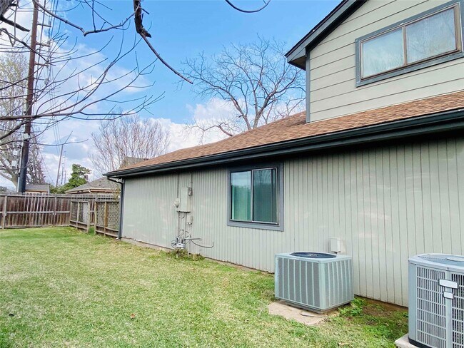 Building Photo - 2001 Highland Hills Dr