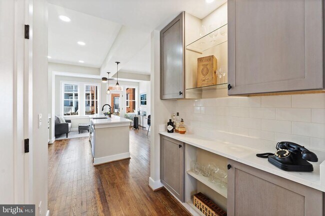 Building Photo - 705 Kentucky Ave SE