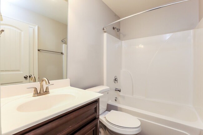 Building Photo - 402 Silver Oak Dr