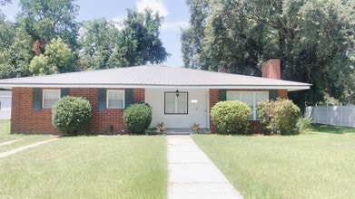 Building Photo - 3033 Parkwood Dr