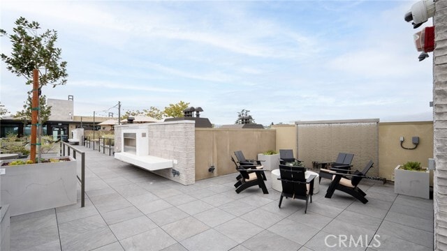 Building Photo - 709 E Walnut St