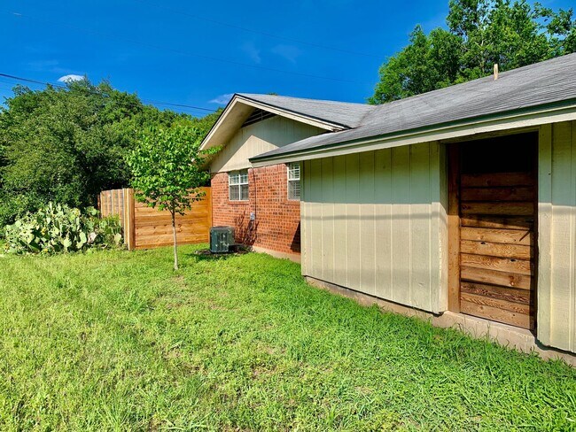 Building Photo - Remodeled & Stunning 2/1 Duplex in South A...