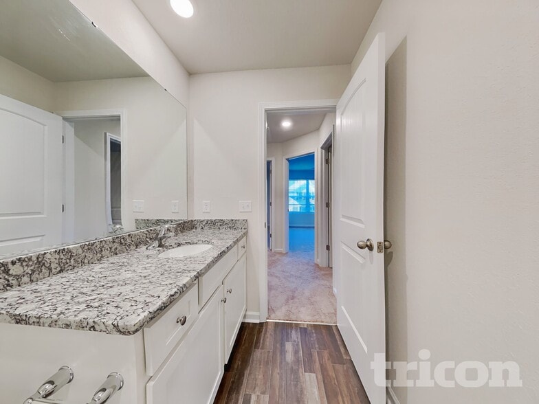 Building Photo - 2136 Southlea Dr