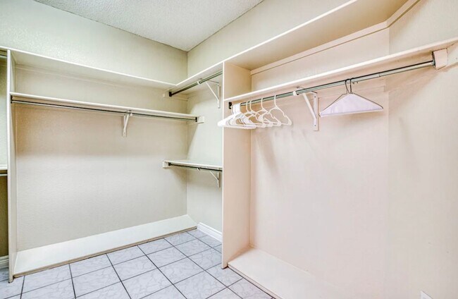 Building Photo - Short Term leases optionn4 Bedrooms 3 baths( near by Sunland Park Dr & Mesa St)