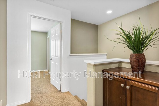 Building Photo - 315 Silk Tree
