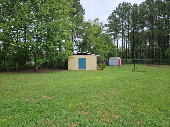 Building Photo - New on Rental Market - 3 bed, 2 bath, full...