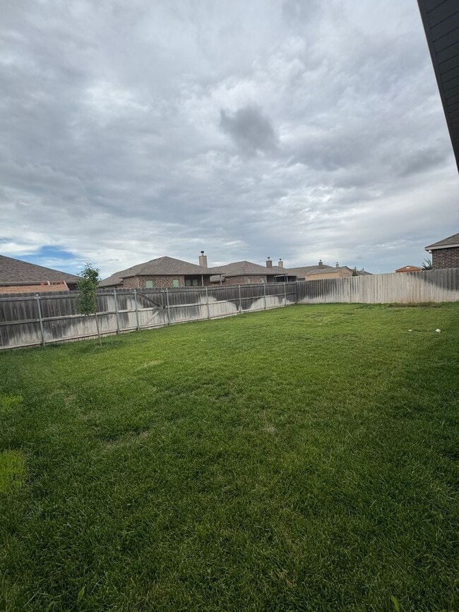 Building Photo - Located in Heritage Hills!!! 3/2/2 Fabulou...