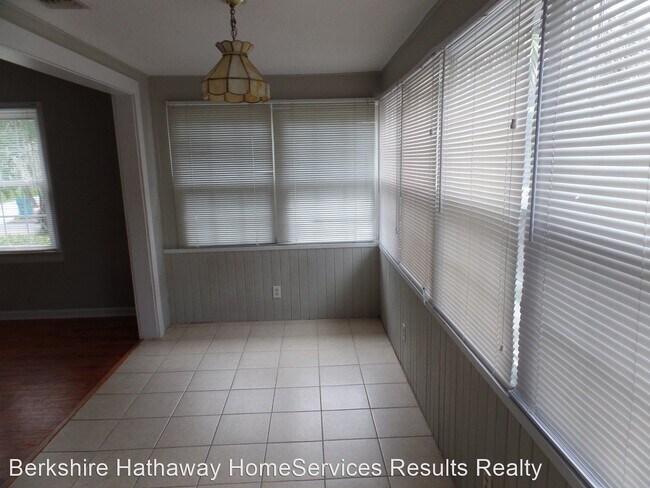 Building Photo - 2 br, 1.5 bath House - 211 E. Kaley Street
