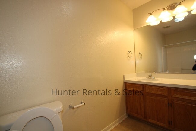 Building Photo - Move South!