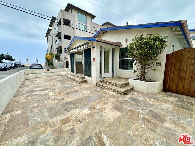 Primary Photo - 15 Quarterdeck St
