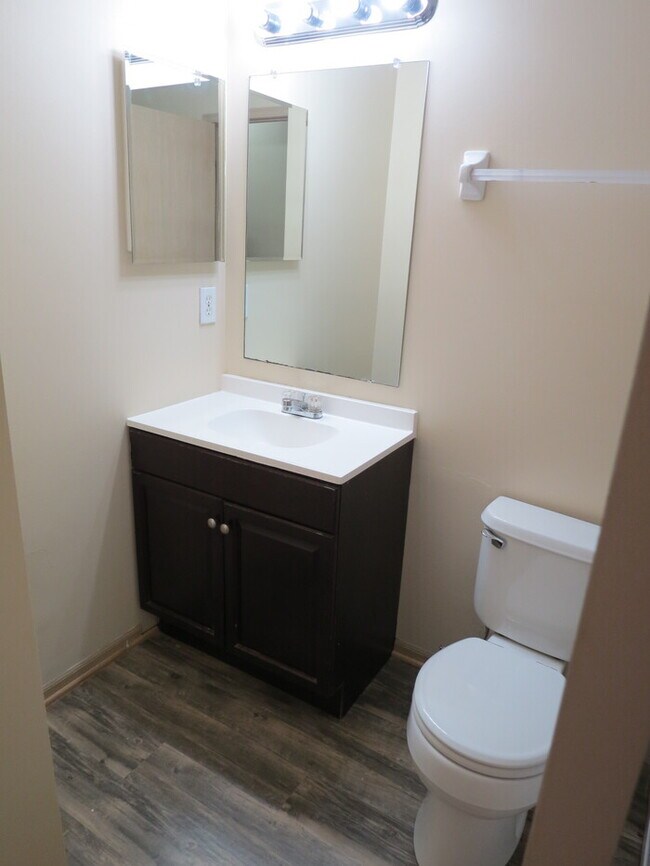 Building Photo - 857 Radbourne Dr