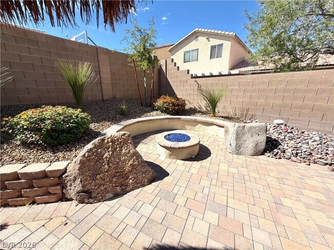 Building Photo - 7919 Quiet Canyon St