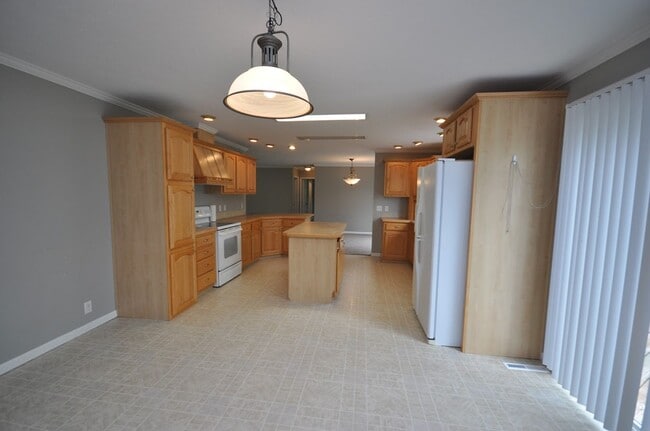 Building Photo - 3 Bedroom 2 bath in West Paducah