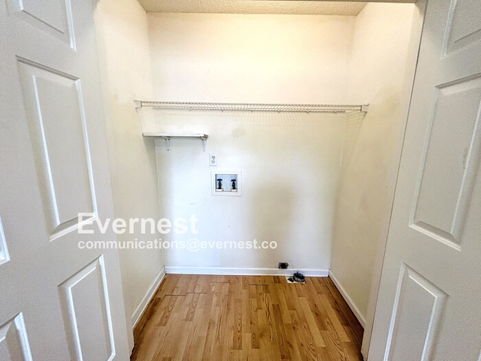 Building Photo - 902 Wildrose Ct