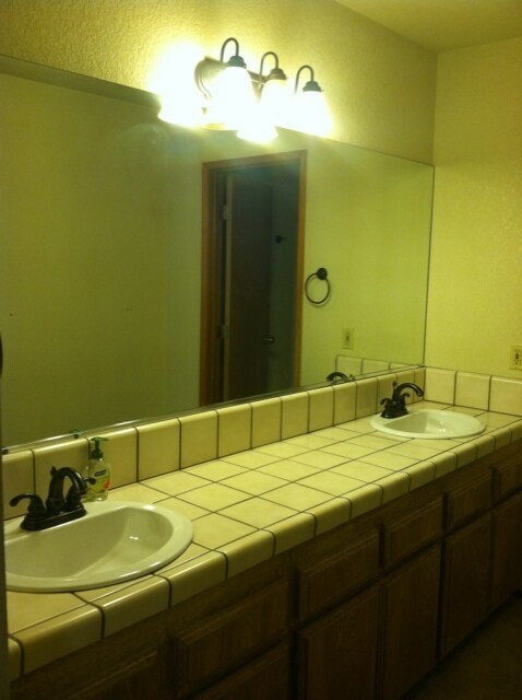 Building Photo - 3 BEDROOM VICTORVILLE HOME ON SPACIOUS LOT IN VICTORVILLE