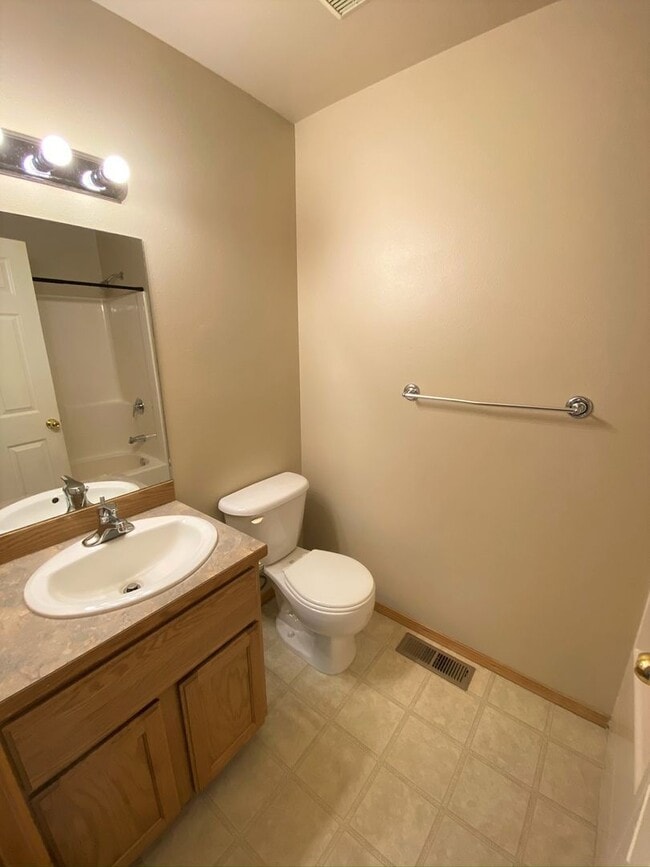 Building Photo - Spacious 3 Bedroom with Office - Fenced Lawn with Lawn Care Provided!