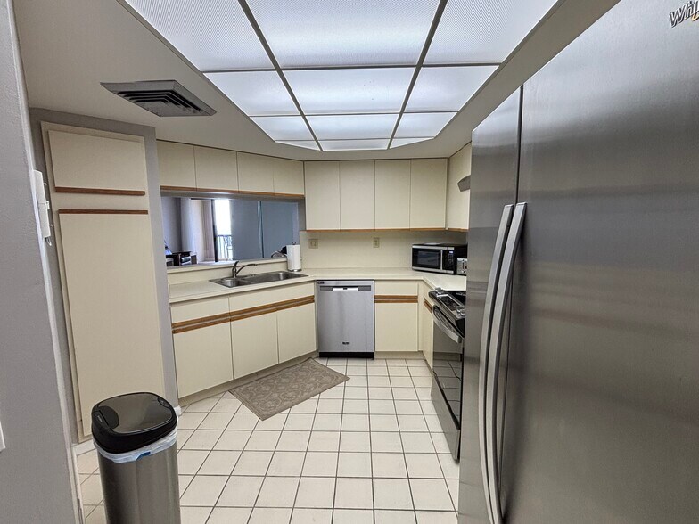 Building Photo - 9500 S Ocean Dr