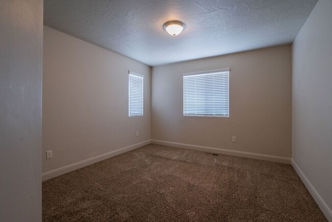 Building Photo - Stunning Home with 4 beds/2.5 baths and 3-Car Garage in Mulberry Estates