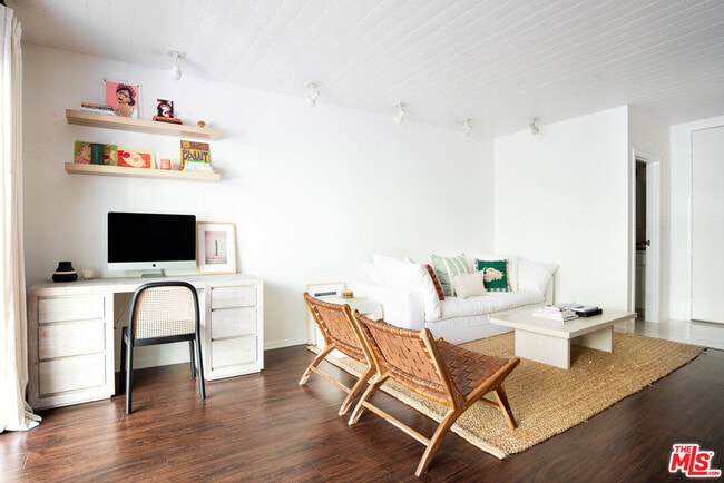 Building Photo - 1131 Alta Loma Rd