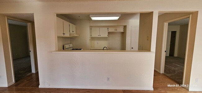 Building Photo - Las Palmas Down Stairs Condo in Gated Comm...