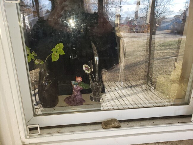 Building Photo - 2 BR 1 1/2 Bath 2 Story Available Now!