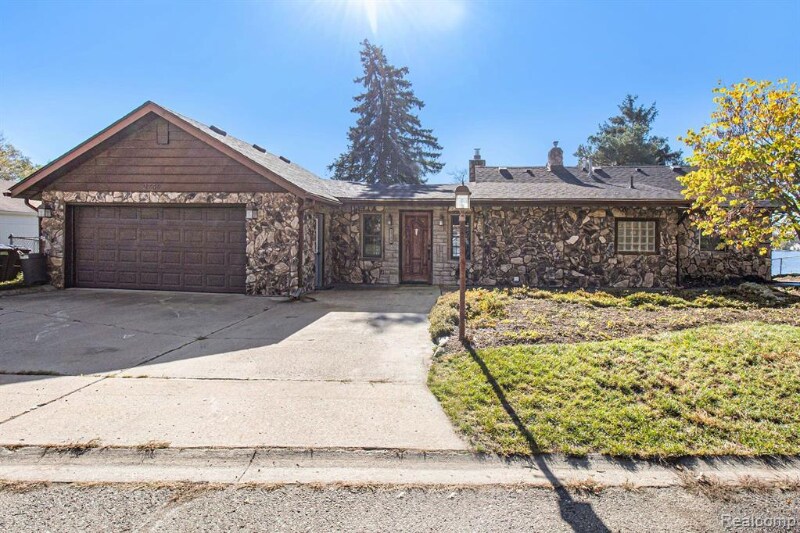 Building Photo - 2739 Lakeridge Ave