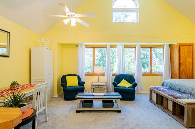 Building Photo - 9988 Hillview Dr