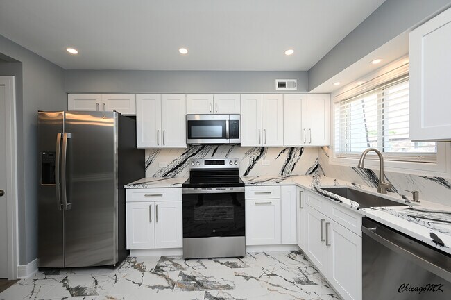 Building Photo - 9381 Bay Colony Dr