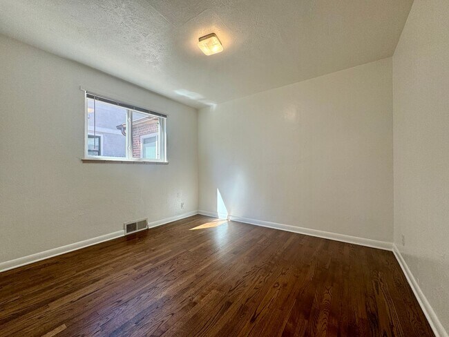 Building Photo - 2 Bedroom, 1 Bathroom Duplex in Denver! Available August!!