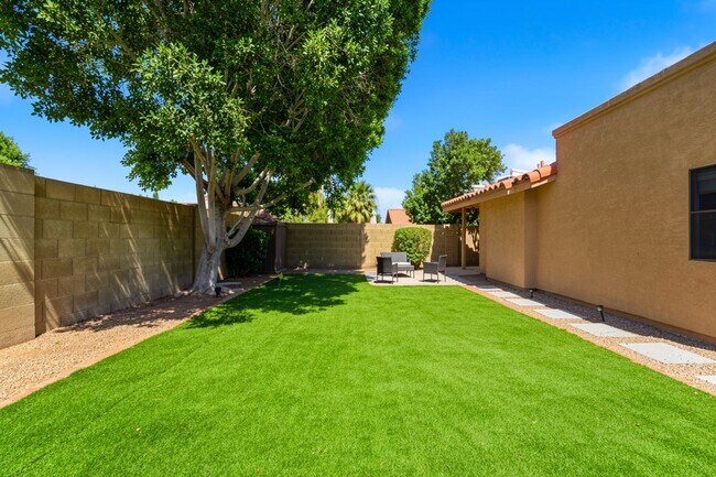 Building Photo - Move-in-ready home available furnished or unfurnished to suit your lifestyle!!