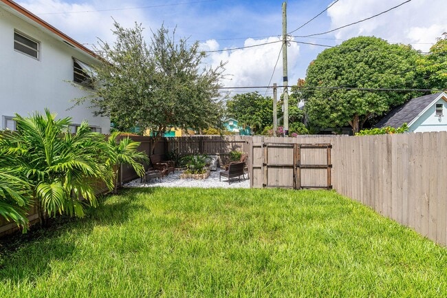 Building Photo - 409 S M St