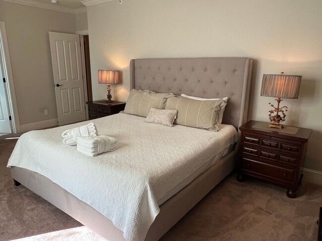 Building Photo - Walk to the Beach from this Furnished and Renovated Condo!