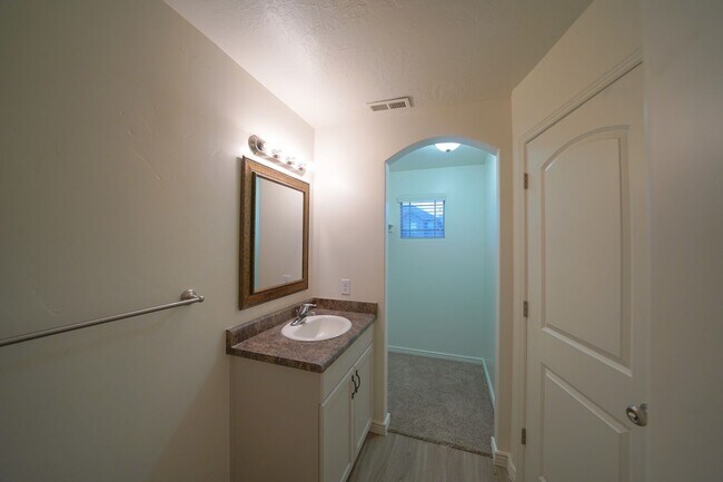 Building Photo - Remodeled 3 Bed / 2.5 Bath Townhome in Great Location