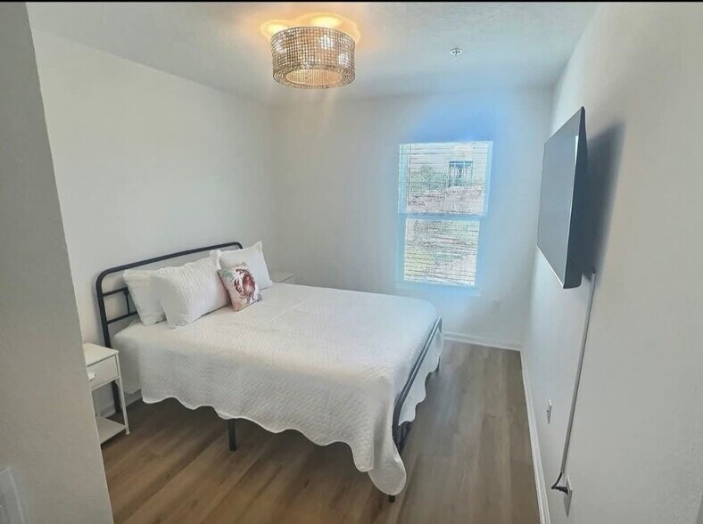 Guest bedroom with queen bed and 50” TV - 4209 Lost Bay Dr